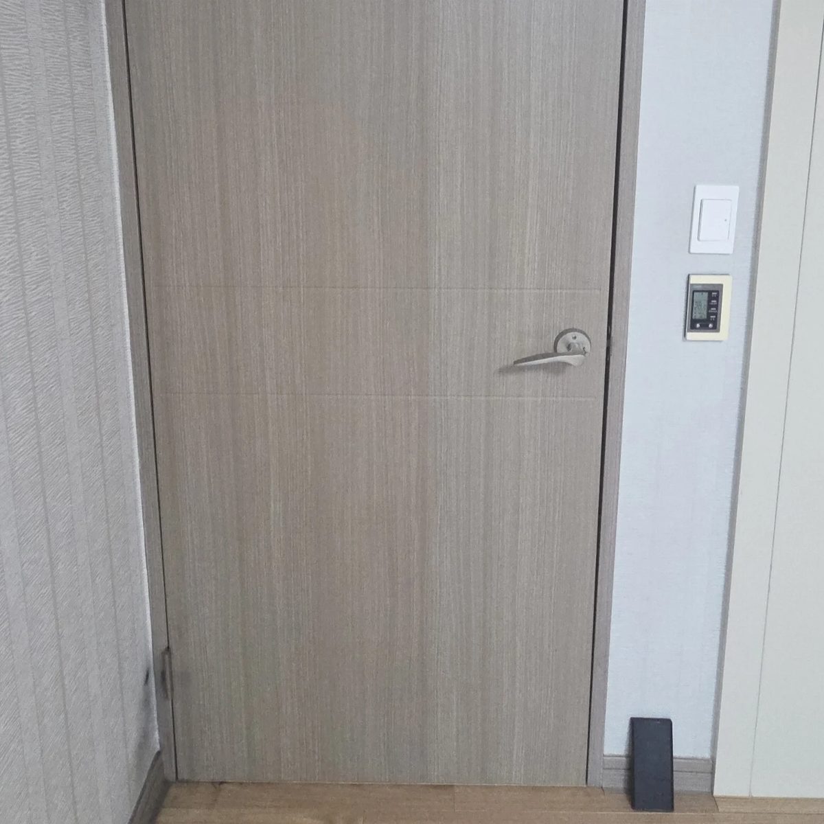 문짝 교체 완료 후 복도 사진