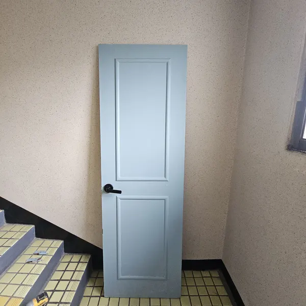 새 문짝 세워 설치하는 사진